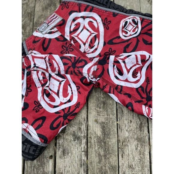 Men’s Maui Built Hawaii Black & Red Classic All Over Logo Surf Board Shorts 28 - Picture 9 of 12